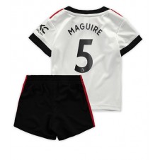 Manchester United Harry Maguire #5 Bortaställ Barn 2022-23 Korta ärmar (+ Korta byxor)